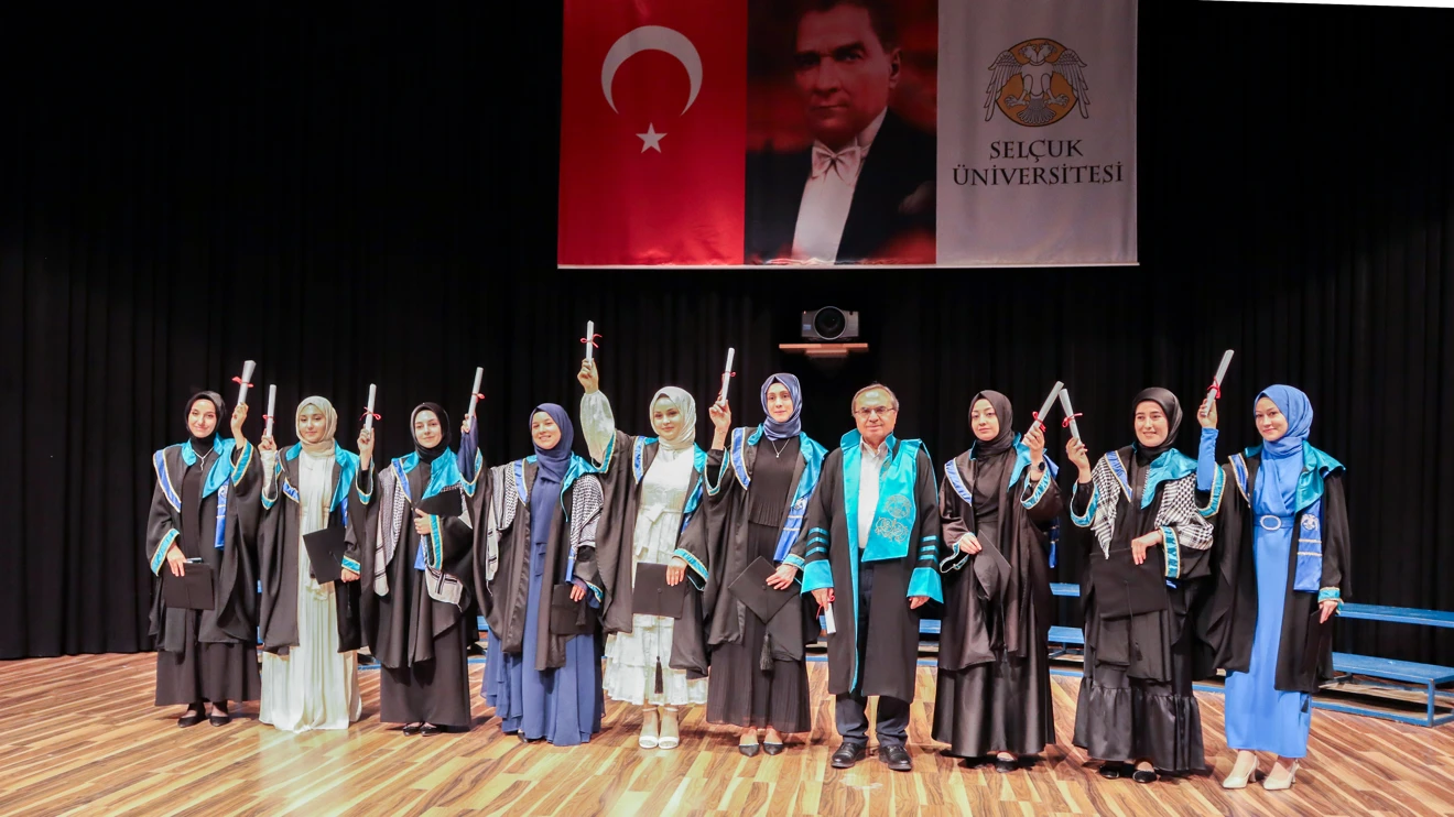 İlahiyat Fakültesinden 232 öğrenci mezun oldu